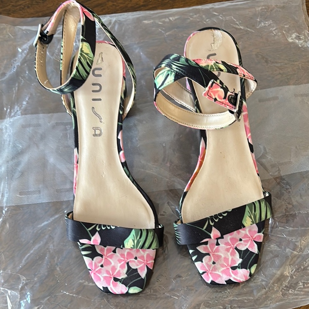 Beautiful Floral Black and Pink Women's Sandals Size 8, Excellent Condition